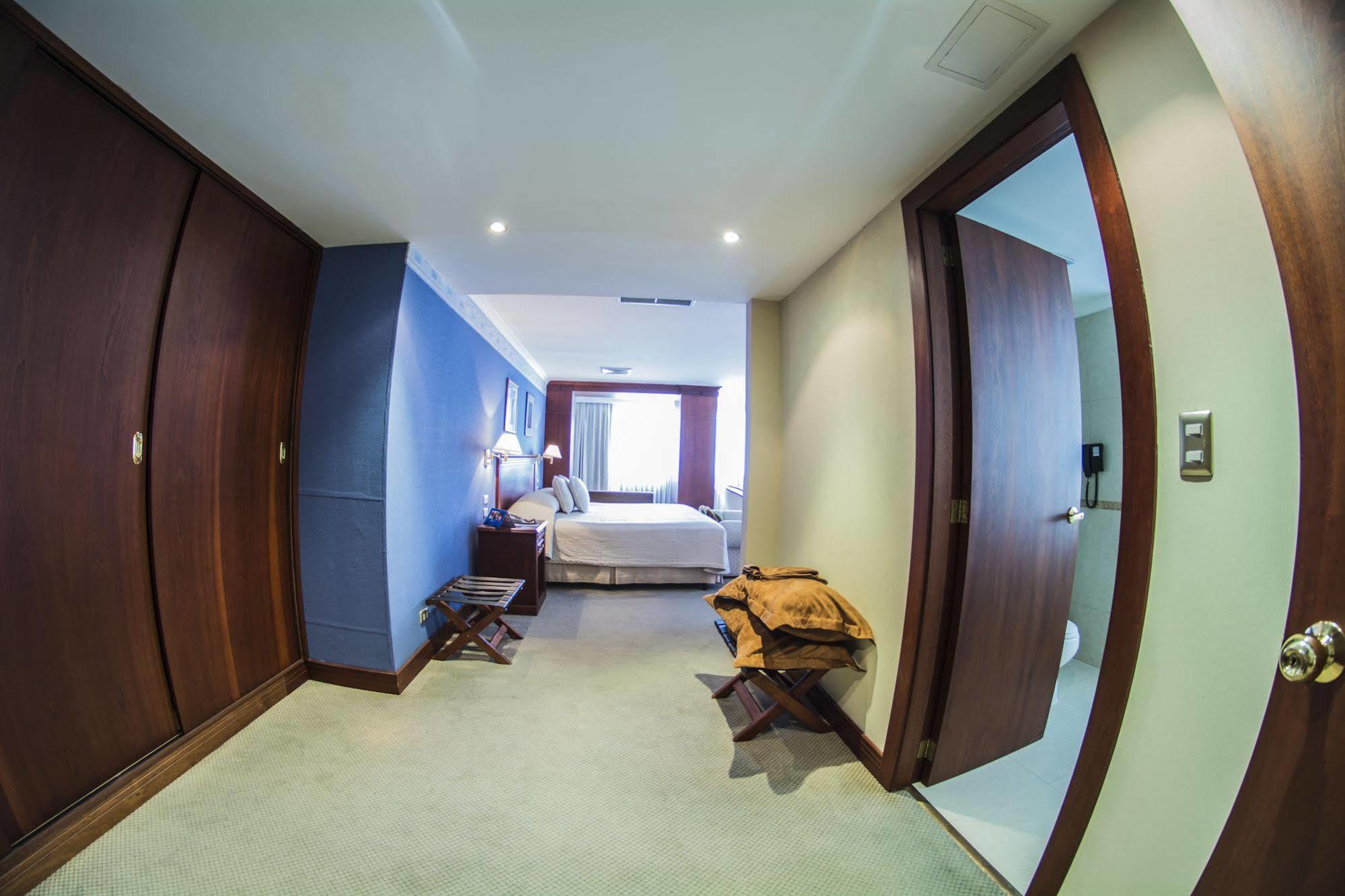 Hotel Emperador Ambato Kültér fotó